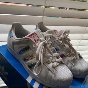 5’5 in men’s but 7.5 in women’s only worn a few times :)